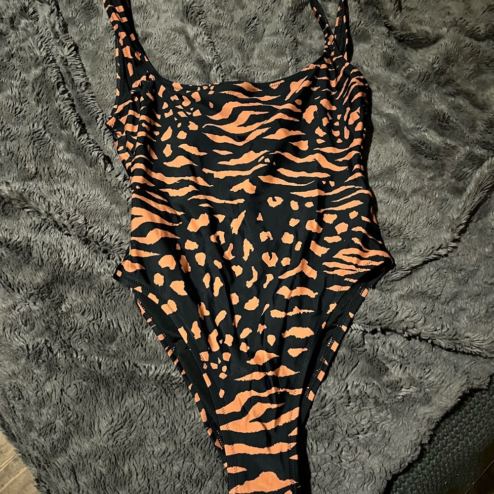 Tiger print 1-piece suit.
